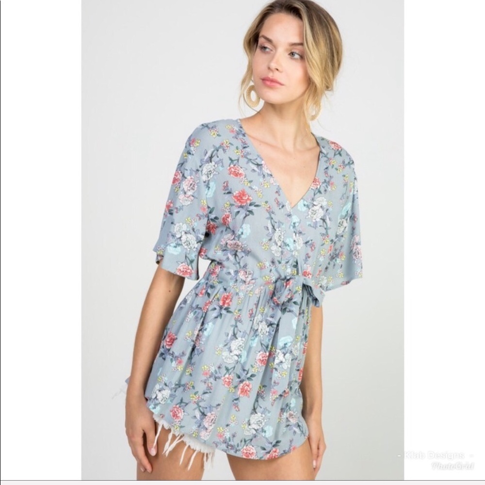 ā¤ļøLAST 1! Floral V Neck Front Tie Top! - Picture 7 of 8